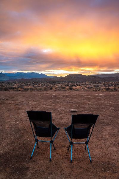 Davidson, Janell 아티스트의 USA-Utah-Virgin Empty chairs facing the sky작품입니다.